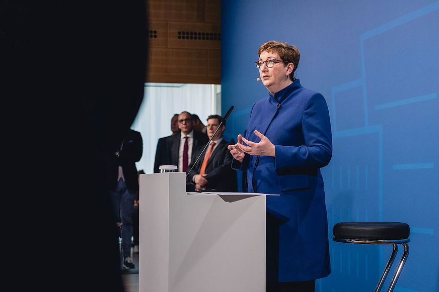 Bundesbauministerin Klara Geywitz kritisierte in ihrer Keynote überzogene Anforderungen hinsichtlich des Natur- und Umweltschutzes sowie zu ambitionierte Effizienzvorgaben.