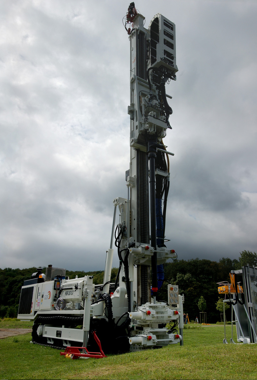 Die Bohrungen wurden mit der institutseigenen Bohranlage Bo.Rex durchgeführt. Die zusätzlichen Investitionen in die Bohrtechnik für die Schrägbohrungen sind gering.