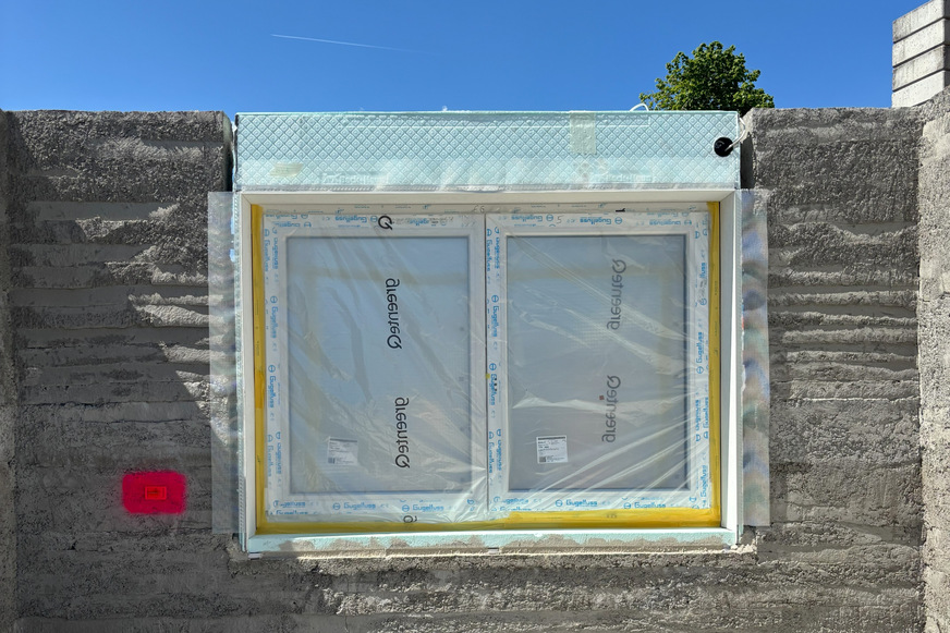 Fenster können bereits während des Drucks oder direkt im Anschluss integriert werden – ganz ohne lange Warte- oder Trocknungszeiten.