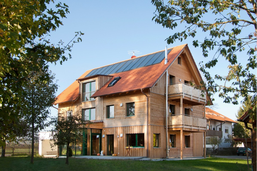 In Mehrfamilienhäusern bietet die Solarthermie mehrere Vorteile: wenig Bürokratie, steuerliche Klarheit und schnelle CO2-Einsparung.