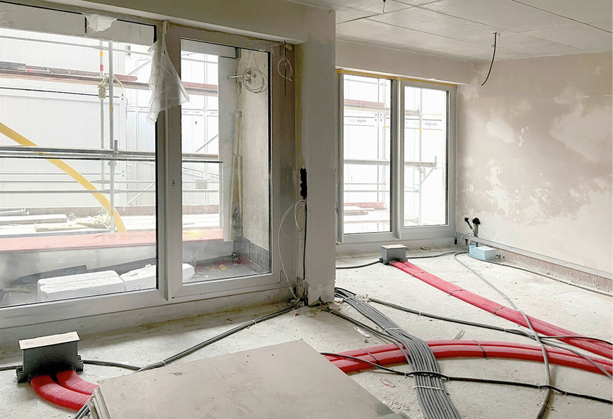 Im Berliner Quartier Am Tacheles sind die Vallo-Flex-Oval­rohre für die Luftverteilung im Bodenaufbau der Wohn­einheiten verlegt. Die Luftauslässe für die Zuluft befinden sich vor den Fensterflächen.