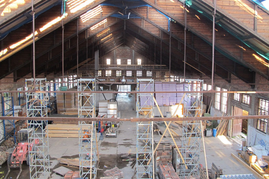 Blick in das Innere der Reithalle während der Sanierungsarbeiten.