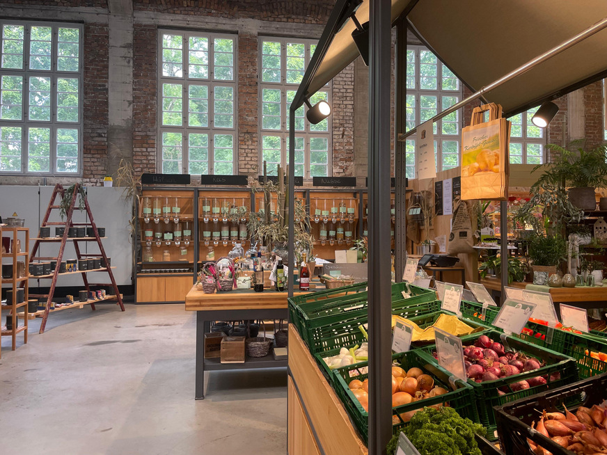 Die Markthalle bietet eine Auswahl an frischem Obst und Gemüse. Und das alles unverpackt.