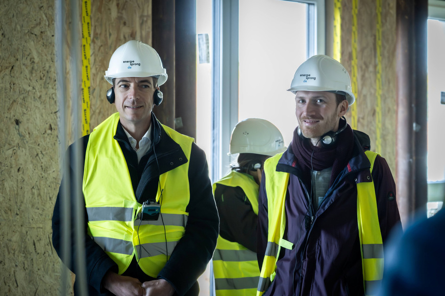 Während des Exkursionsformats „Energiesprong on tour“ informierte sich auch Alexander Müller (links) vom Verband der Wohnungs- und Immobilienwirtschaft Sachsen über das zukunftsweisende Projekt.