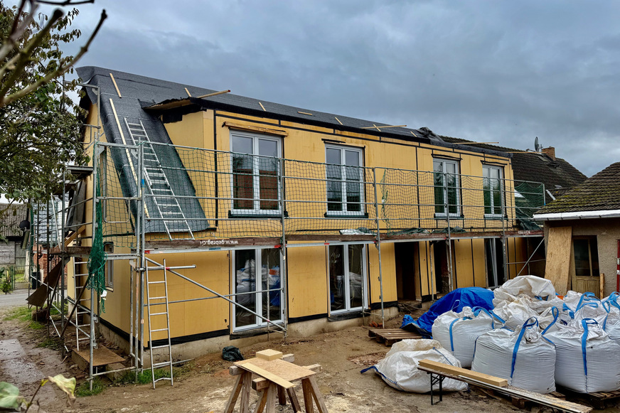 In Tentzerow saniert Halm ein Einfamilienhaus seriell mit Strohdämmung.