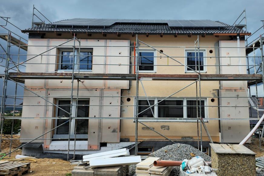 Einfamilienhaus in Wenzenbach während der Sanierung durch Schweiger Rollladen