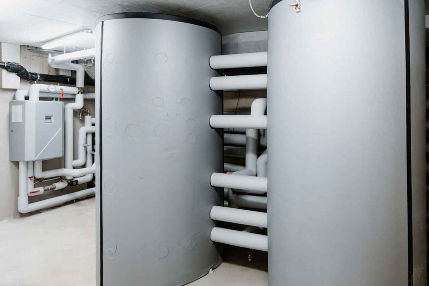 Fünf Pufferspeicher zu je 1.500 Liter speichern die solare Wärme.