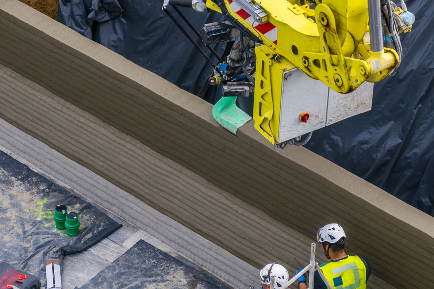 Der Drucker Instatiq P1 verbindet bewährte Baumaschinentechnik mit hochpräziser Robotik und setzt digitale Entwurfsdaten direkt auf der Baustelle um.