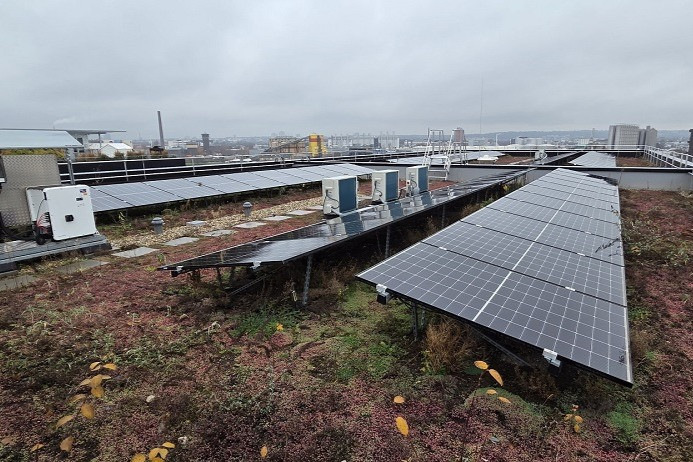 Auf den Dächern des Rockywood-Gebäudes sind eine Kälteerzeugungsanlagen und Photovoltaikmodule montiert.