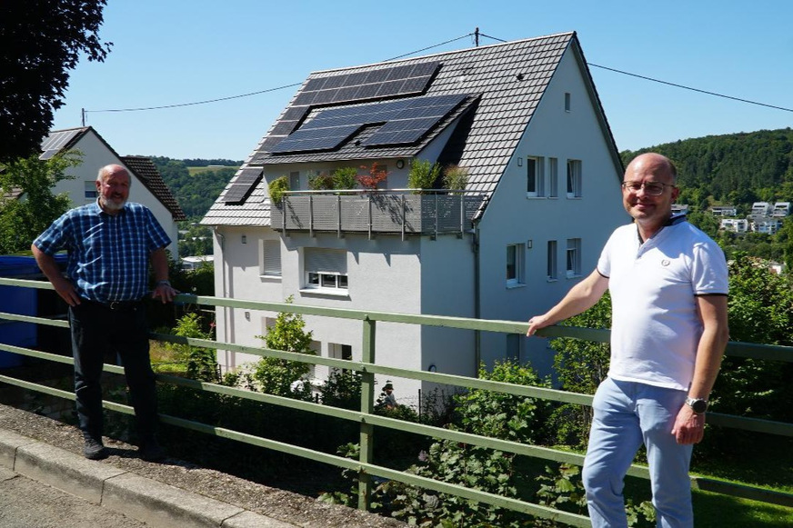 Hier zu sehen: Energieberater Hermann Dannecker (links) und Bauherr Ralf Pasker