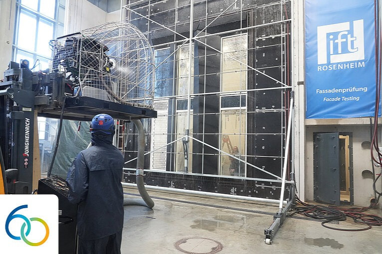 In dem 2021 errichteten Schall- und Fassadenlabor führt das ift Rosenheim unter anderem Windprüfungen mit einem leistungsstarken Propeller durch.