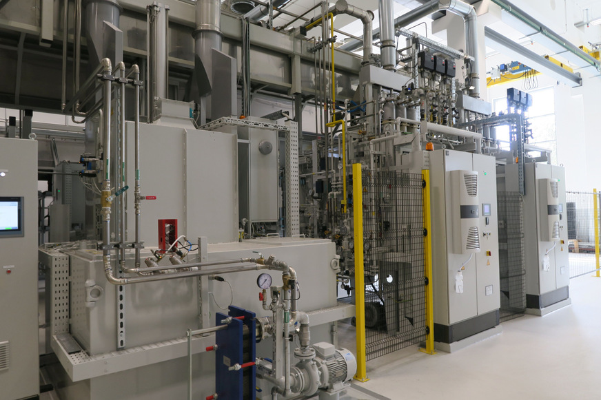 Die Werkstücke zur Zangenfertigung durchlaufen bei Knipex eine Vergütelinie. Hier werden sie in verschiedenen Öfen gehärtet. Den Abgase wird mithilfe von zwei Registerstufen die Wärme entzogen.