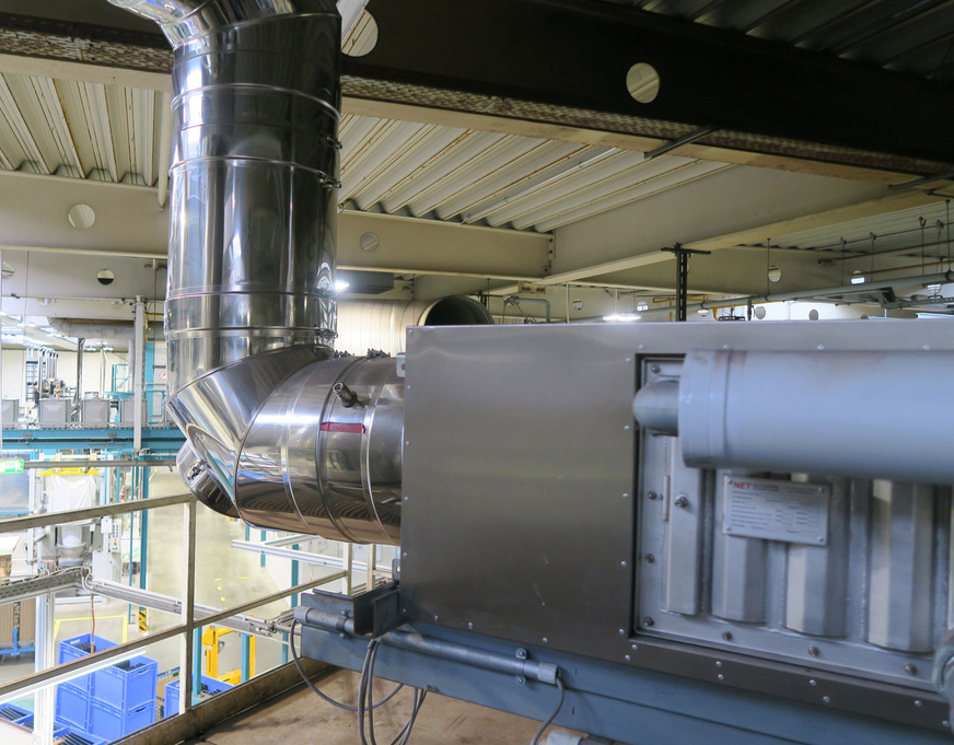 Ausgehend von der bestehenden senkrechten Abgasanlage wurde bei der Firma Miele im Werk Oelde ein Abzweig zum Wärmetauscher errichtet, um das Abgas von 250 auf 115 Grad Celsius herunterzukühlen.