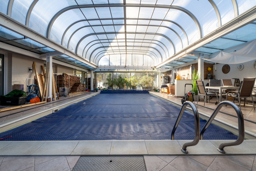 Außenschwimmbecken mit Poolüberdachung im Winterbetrieb