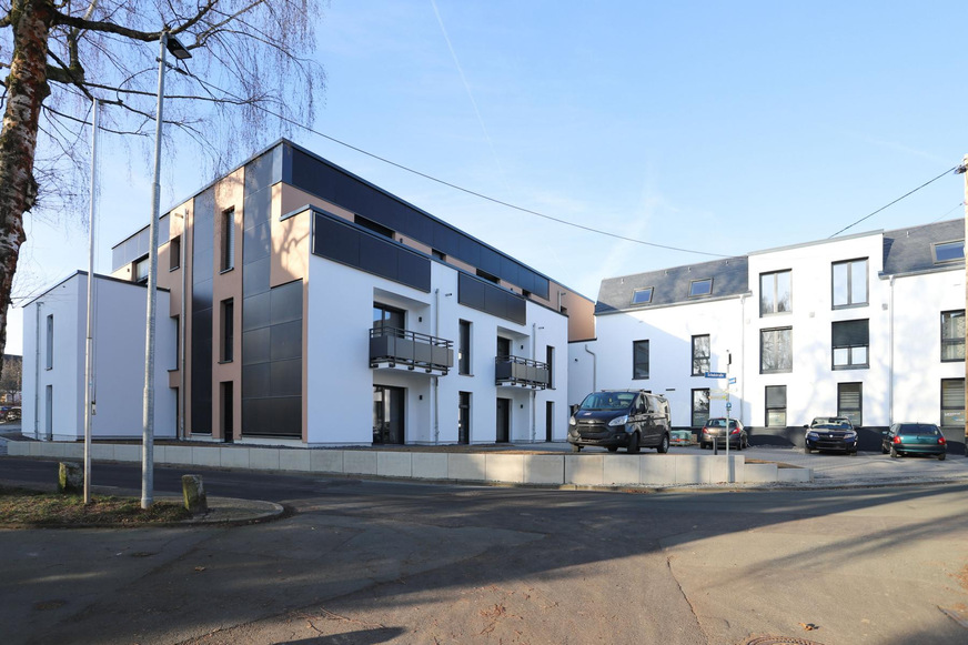 Auf dem Dach und an der Attika sind Solarmodule installiert.