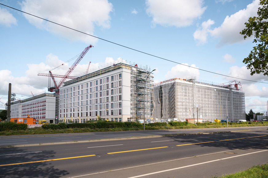 Tiefgaragen, Bodenplatten, Aufzugskerne und Treppenhäuser des Wohnquartiers an der Landsberger Allee wurden aus statischen Gründen konventionell errichtet; bei einem der vier Gebäude auch das Erdgeschoss.