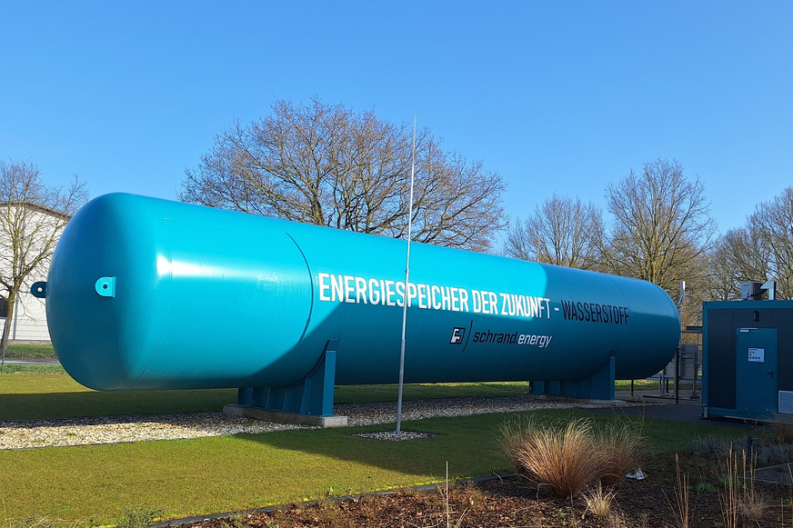 Wird Energie benötigt, wandelt eine Brennstoffzelle den gespeicherten Wasserstoff wieder in Strom um.