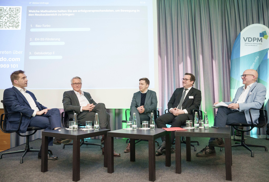 Auf dem Podium der Mitgliederversammlung des Verbandes für Dämmsysteme, Putz und Mörtel (VDPM) waren mit dabei:&nbsp;Prof. Dr. Tobias Just,&nbsp;Christoph Dorn,&nbsp;Esra Limbacher,&nbsp;Lutz Brinkmann und Moderator&nbsp;Klaus Stratmann&nbsp;(v.l.n.r.)&nbsp;&nbsp;&nbsp; &nbsp;