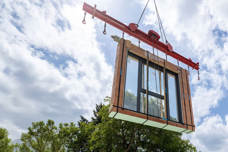 Leipfinger-Bader bietet die massive Fertigteilwand inklusive Fenster, Rollladen mit integriertem Lüftungssystem und Wärmerückgewinnung sowie sämtlichen Anschlüssen in einem Bauteil.