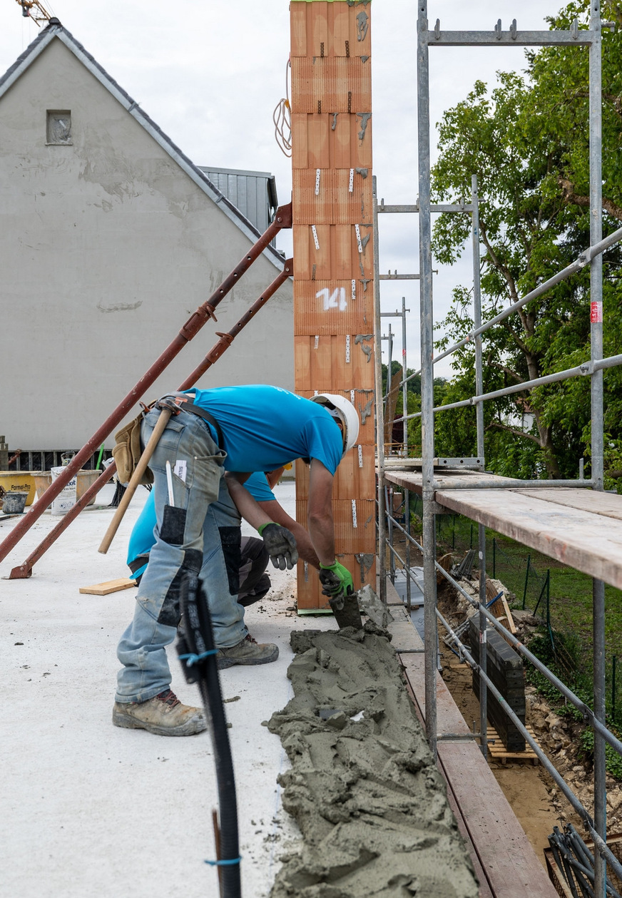 Die Fertigteile werden in das Mörtelbett gesetzt.