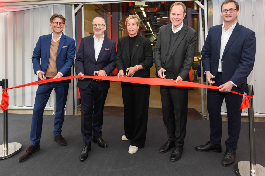 Von links: Dr. Daniel Kleine, Carsten Knobel, Mona Neubaur, Dr. Stephan Keller und Julien Mounier bei der Eröffnung der Energiezentrale für das Fernwärme-Projekt von Henkel und den Stadtwerken.