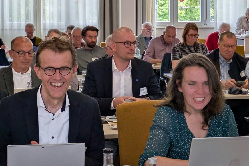 (v.l): Thomas Lichter und Steffanie Koepsell (Vorstandssprecherin); 2. Reihe: Andreas Strecker, Max Ochsenfahrt.