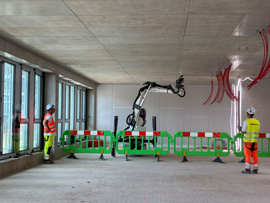 Fischer Baubots übernehmen vollautomatisch das Bohren der Befestigungslöcher in die Betondecken des neuentstehenden Bürogebäudes in Frankfurt. Die digital gesteuerten Prozesse sorgen für hohe Präzision, Effizienz und eine gleichbleibende Ausführungsqualität der Heiz- und Kühldeckenpaneele.