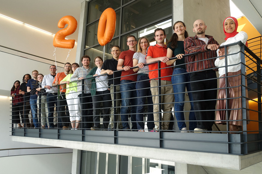 Seit 20 Jahren arbeitet Solites als unabhängiges Forschungs-, Beratungs- und Transferunternehmen zu zukunftsfähigen thermischen Energiesystemen. Es ist über die Jahre nicht nur thematisch, sondern auch personell gewachsen: von ursprünglich zwei auf inzwischen 18 Mitarbeitende. Das Unternehmen freut sich über eine ausgewogene Teamstruktur: Heute arbeiten bei Solites fast genauso viele Frauen wie Männer. Vielfalt, Eigenverantwortung und das gute Arbeitsklima im Team nennt Unternehmensleiterin Magdalena Berberich als Erfolgsfaktoren für kreative Lösungen und produktive Projektarbeit.