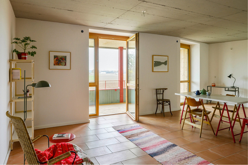 3 Die Räume des Wohnkomplexes werden überwiegend passiv temperiert. An kalten Tagen sorgen Heizpapier und Estrichziegel für eine flexible und wirtschaftliche Wärmeunterstützung.