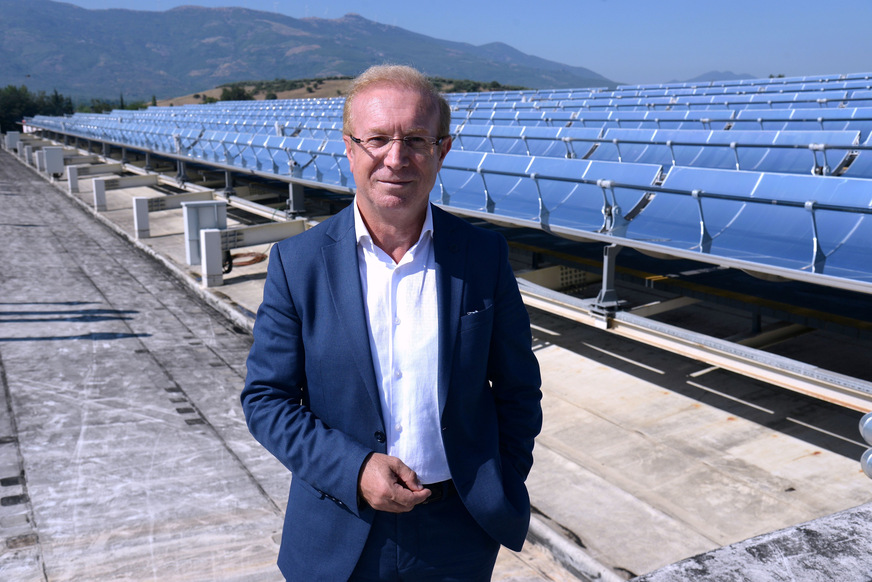 Die Idee entstand bei einem Strandurlaub: Nach einem Sonnenbrand fragte sich Ahmet Lorkulu, warum die Sonne nicht auch zur Kühlung genutzt wird. Heute entwickelt sein Unternehmen, die Soliterm Group, solarthermische Systeme, die weltweit Wärme, Dampf und Kälte bereitstellen.