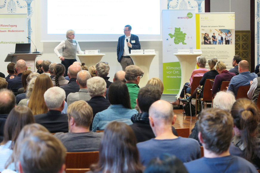 Die 18. Effizienz-Tagung klimaneutral Bauen + Modernisieren lädt Bauschaffende aus ganz Deutschland nach Hannover ein, um ihre Praxiserfahrungen zur energetischen Sanierung sowie Energie- und Wärmeversorgung von Gebäuden zu teilen.