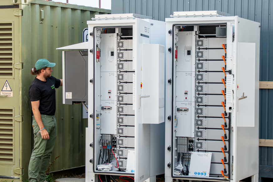 Keine Stromausfälle mehr: Zwei Tesvolt Forton Batteriespeicher kappen Lastspitzen im Pschorr-Bräurosl Festzelt auf dem Oktoberfest.