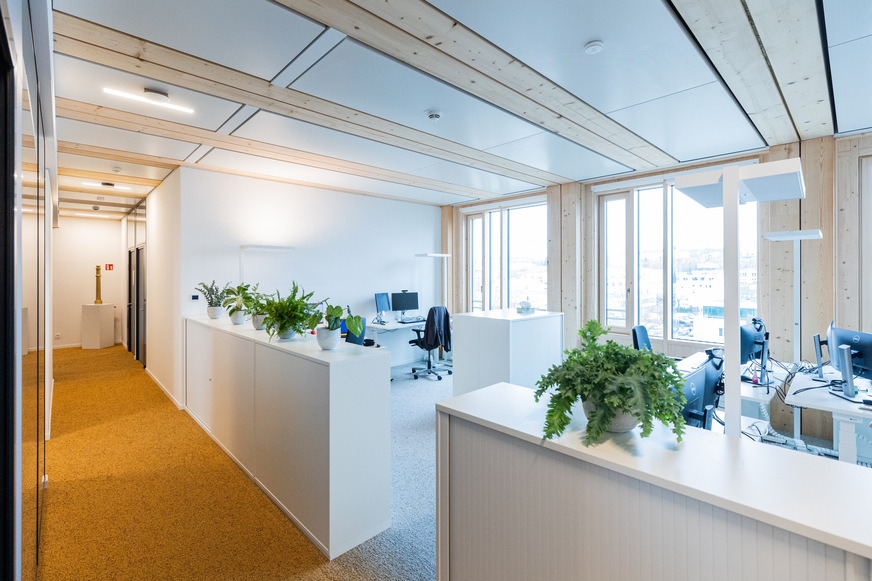 In den Büroetagen sind Indul-Schlitzauslässe entlang der Fensterfront verbaut.