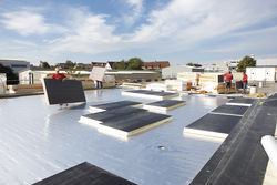 BauderPIR-­Wärmedämmelemente bieten höchste Dämmleistung bei geringster Dämmstoffdicke und gleichzeitig hervorragende Umweltwerte.