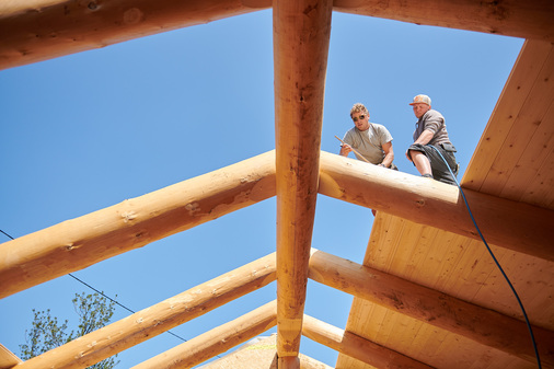 Die Zimmerer verwendeten ausschließlich natürliche Baustoffe,von Holz bis zu Dämmung aus nachwachsenden Materialien. - © Paul Bauder GmbH & Co. KG