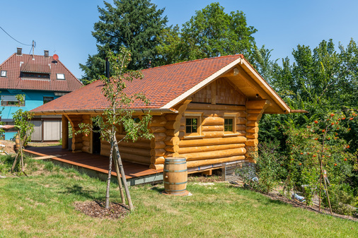 Traditionell und natürlich bauen: Das klassische Blockhaus mit 60 Quadratmetern Wohnfläche ist zu einem Blickfang geworden - © Paul Bauder GmbH & Co. KG