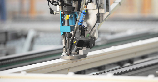 Unter dem Motto „Natürlich anders“ produziert das traditionsreiche Unternehmen bereits in vierter Generation Holz- und Holz-Alu-Konstruktionen in höchster Qualität – ganz gleich, ob Fenster, Schiebetüren oder Türen.