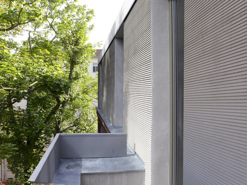  Die handwerklich ausgeführte Kammputz-Struktur mit ausgeprägter Relie-
fierung formuliert die Rauheit des Ziegelmauerwerks neu. Dabei verlaufen die Putzfugen wie die Lagerfugen des Mauerwerks absolut und exakt horizontal.