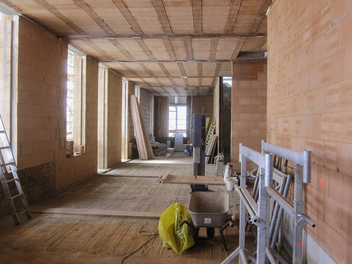 Für die Aufstockung des massiven Bestands wählten die Planer einen massiven Wandbildner: Das gesamte Mauerwerk besteht aus hoch wärmedämmenden Poroton-Ziegeln und Ziegelmontagedecken von Wienerberger.