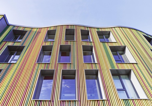 Das Fugenbild der allseitig glas­ier­ten keramischen Vierkant-Form­teile ist exakt auf die Fenster­öffnungen und Geschosshöhe abgestimmt.