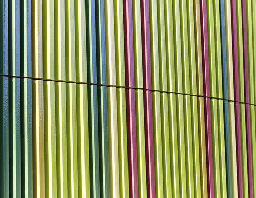 Die speziell entwickelte Unterkonstruktion erlaubt die präzise Montage der in Lage und Neigung unterschiedlich ausgerichteten Keramik-Formteile.