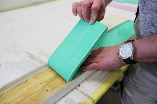 Die Holzoptik wird mit Silikonformen quasi „aufgestempelt“. Die Technik ist altbewährt – Stuckateure stellen mit Dubliersilikon historische Formen, Büsten oder Reliefs nach.