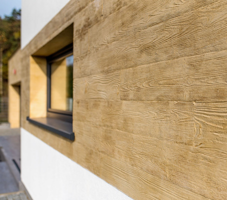 Erst bei genauem Hinsehen ist zu er-kennen, dass es sich um eine Holz-optik handelt – so lassen sich auch WDVS-Fassaden in kreative Unikate verwandeln. 