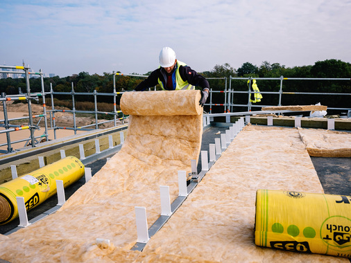 Auf den Dächern werden keine roten Teppiche, sondern effiziente Dämmlagen ausgerollt – hier der Universal-Filz Metac UF-035 von Isover. - © Bild: Saint-Gobain Isover
