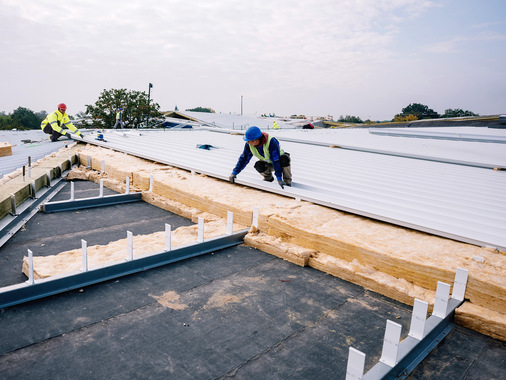 An den Knotenpunkten der Faltungen, Eckbereichen und Blechabschlüssen wurde die Flachdach-Dämmplatte Metac FLP 1 Duratec von ISOVER mit verdichteter Deckschicht in einem 300 mm breiten Streifen verlegt.