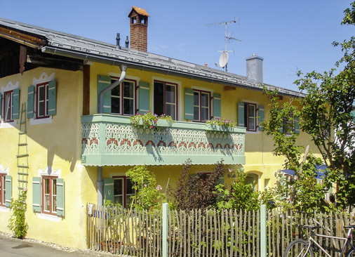 Farbenfroh und und baubiologisch einwandfrei gelang den Eigentümern die Sanierung ihres Kleinodes im oberbayerischen Murnau. 