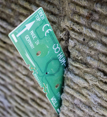 Für das Handling beim Einbau braucht es kein Fachpersonal – die Sensoren werden einfach in die Dämmschichten eingedrückt oder auf Holzbauteile geschraubt. - © Bild: HUM-ID
