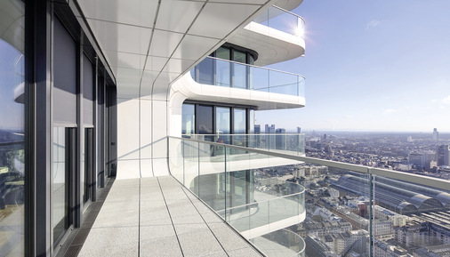 Auch Menschen mit Höhenangst ­können in den obersten Geschossen die atemberaubende Aussicht genießen: Die bodentiefen Fenster hinter den Loggien mit Glasbrüstung erlauben Ausblicke direkt aus dem Wohnraum. Der Clou: Das funktioniert selbst bei geschlossener Markise! Bisher war bei Gebäuden dieser Höhe noch nie ein außenliegender Sonnenschutz montiert worden.