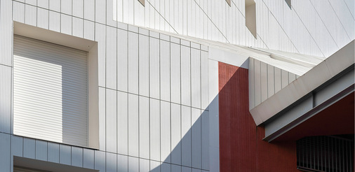 Die Fassadenkeramik des Systems KeraTwin von Agrob Buchtal geht nahtlos von den senkrechten Wand- in die schrägen Dachflächen über. - © Bild: Agrob-Buchtal / Art-Milan Mazaud, Bordeaux
