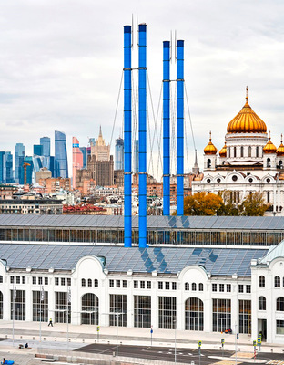 Tradition und Moderne prägen die Skyline von Moskau – Kuppelgebäude, Hochhäuser und ein ehemaliges Kraftwerk mit BIPV-Solarglasdach. - © Bild: Michel Denancé

